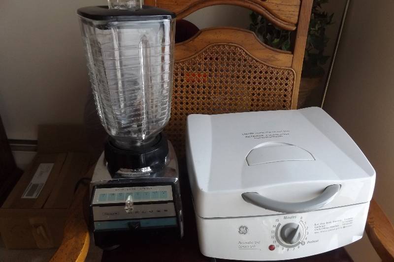 lot 266 image: GE indoor grill and Sears 8 speed blender