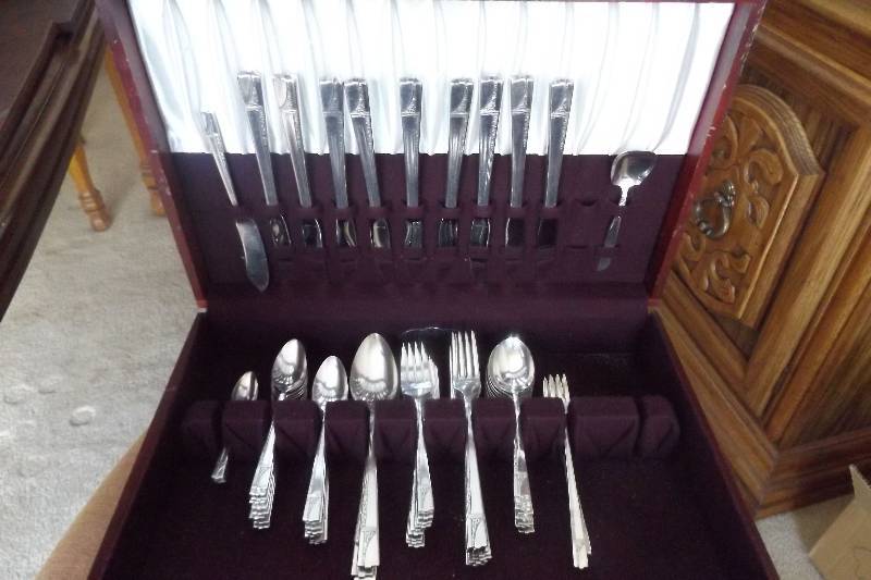 lot 267 image: Set of plated silverware in wood box
