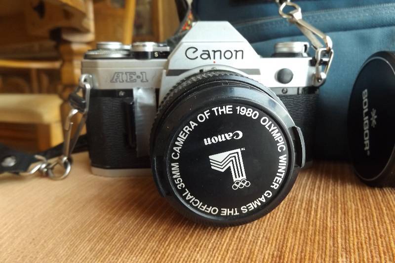 lot 275 image: Canon camera, lenses, accessories, bag, impressive