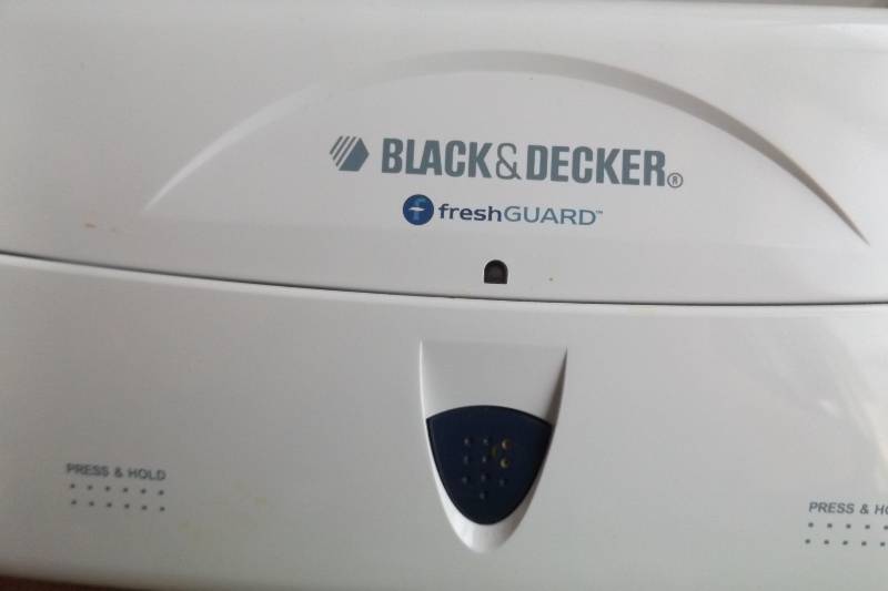 lot 276 image: Black and Decker vacuum food sealer