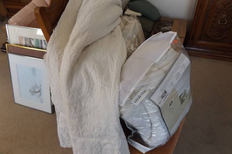 lot 284 image: Heavy cotton bedspread, fullqueen. Two white blankets