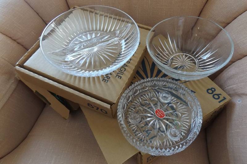 lot 287 image: Three Princess House pieces in original boxes, bowls, tray