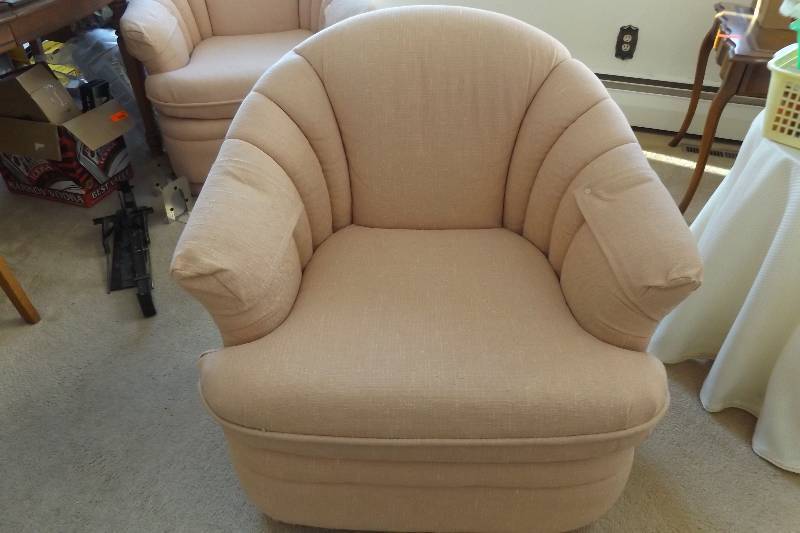 lot 289 image: Charles Custom Furniture pinkpeach living room chair