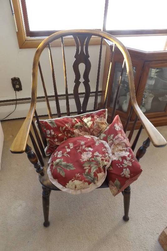 lot 292 image: Brown side chair with pillows