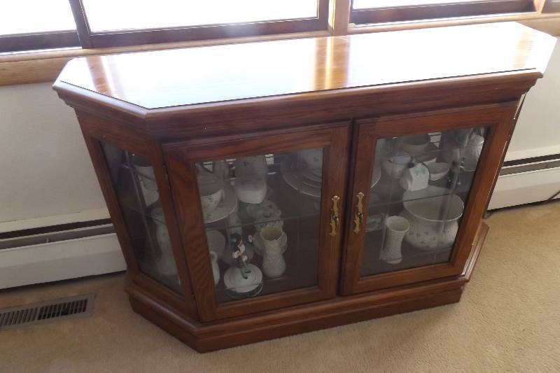 lot 293 image: Two shelf angled lighted curio cabinet