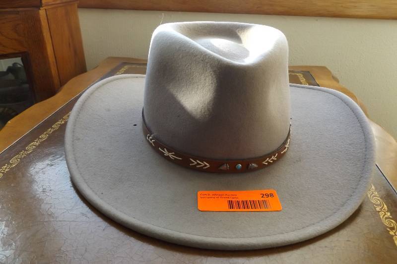 lot 298 image: Stetson hat with leather band with turquoise dot