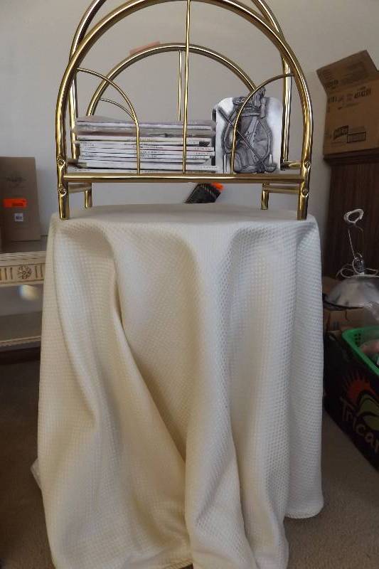 lot 449 image: Small round staging table, metal magazine rack, bookends, fill in magazines