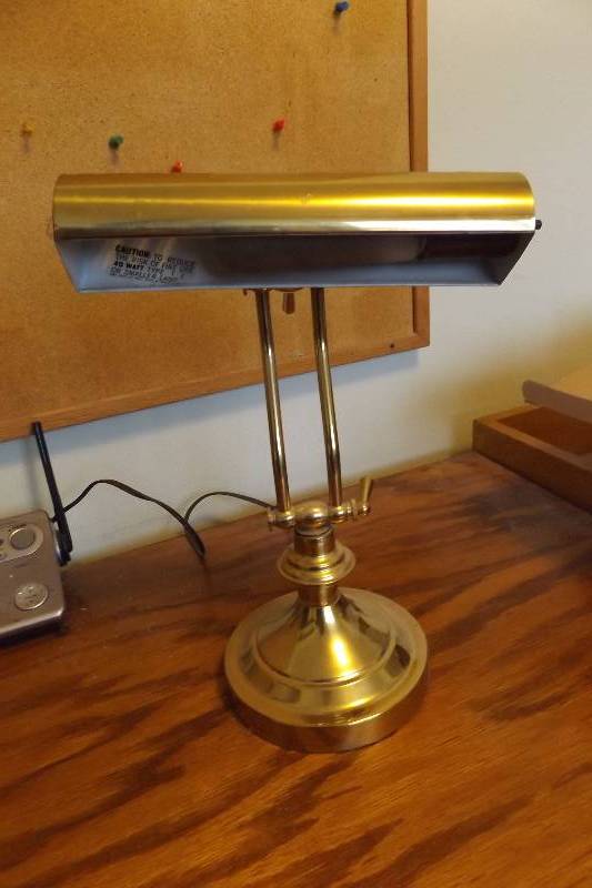 lot 470 image: Brass look desk lamp