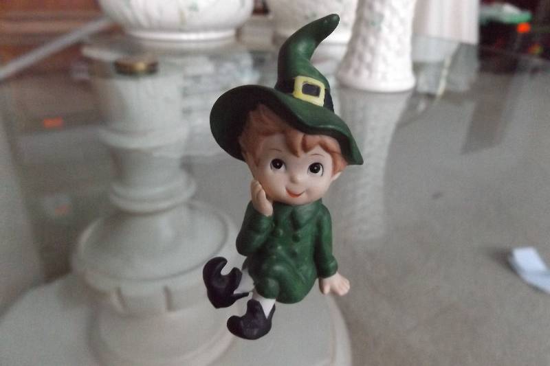 lot 492 image: Lefton ceramic mini leprauchan