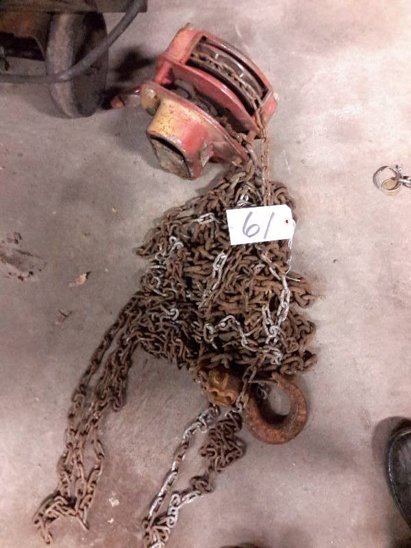 lot 61 image: Chain Hoist.. Maker unknown, Capacity unknown as letteringnumbers worn off tag