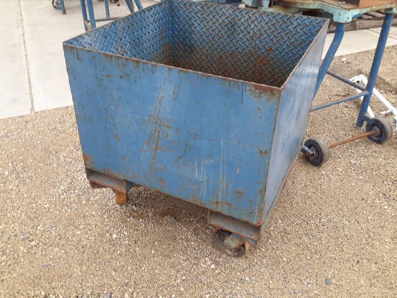 lot 143 image: Heavy Metal Cart.. 30in x 30 in x 32in
