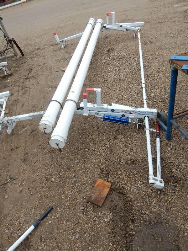 lot 98 image: Weather Guard Ladder rack with Plastic Tubes