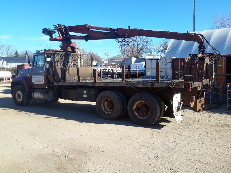 lot 5 image: 1990 Ford L8000 ClamLogging Truck