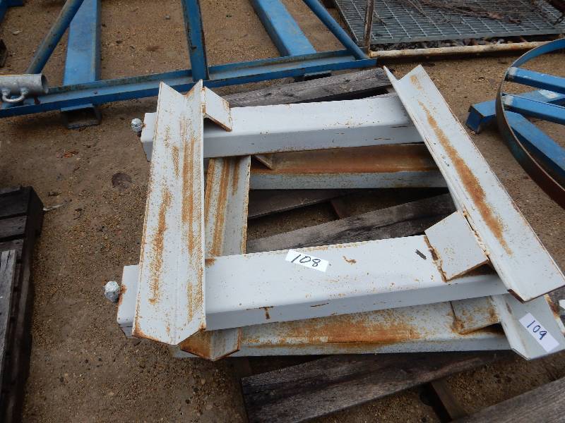 lot 108 image: Pipe lifting rig.. Has fork slots for fork lift