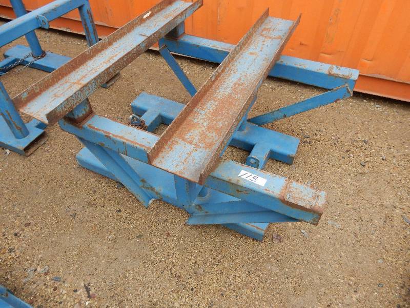 lot 113 image: pipe Lifting Rig. Has fork lift slots