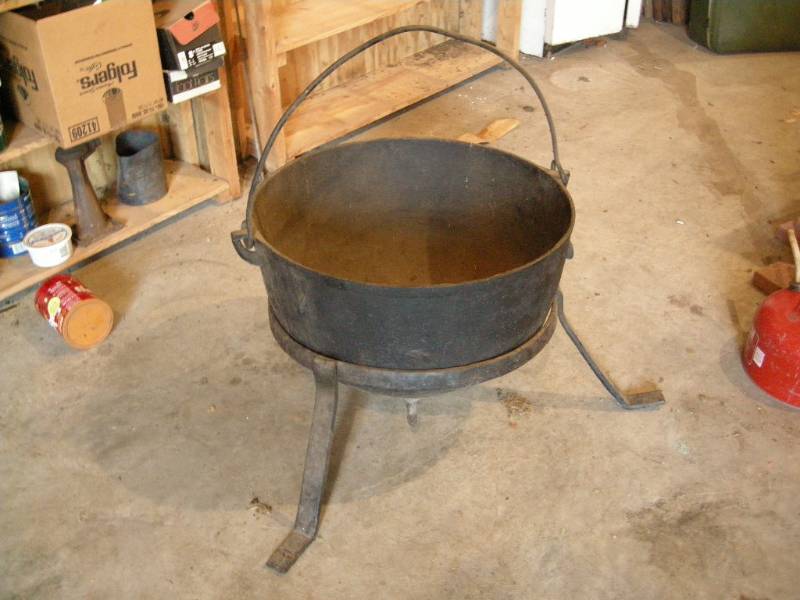 lot 17 image: Old Cast Iron Caldron