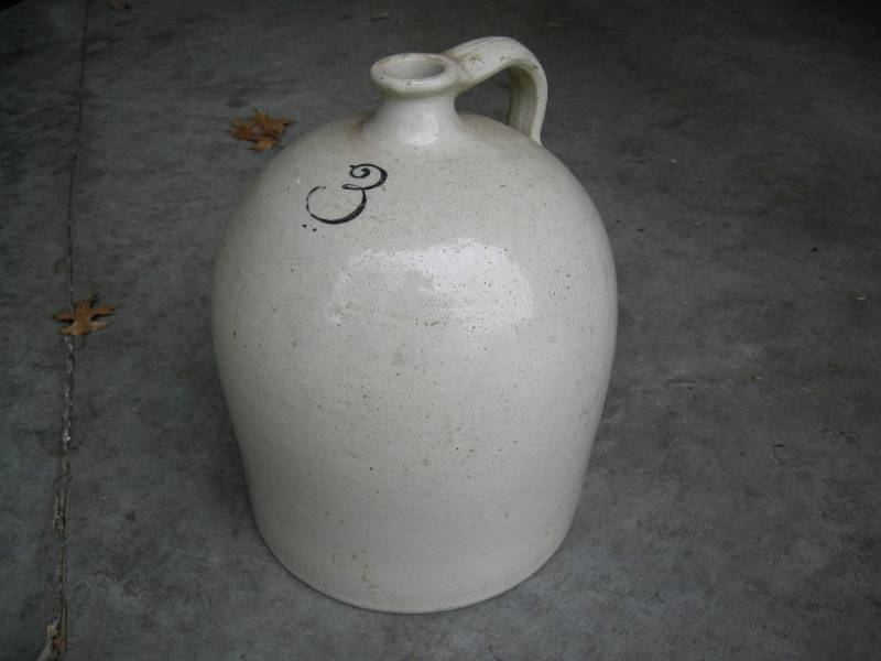 lot 76 image: Antique 3 Gallon Beehive Crock