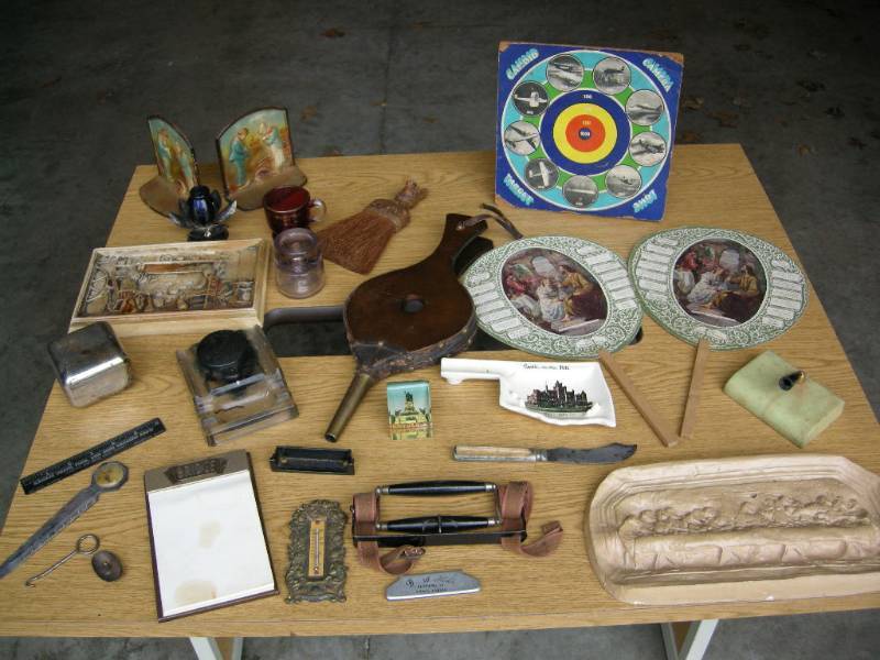 lot 98 image: Group Vintage Nic-Nacs