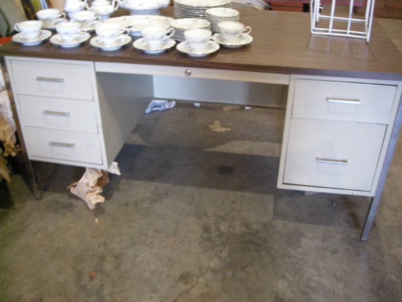 lot 32 image: Commercial Desk