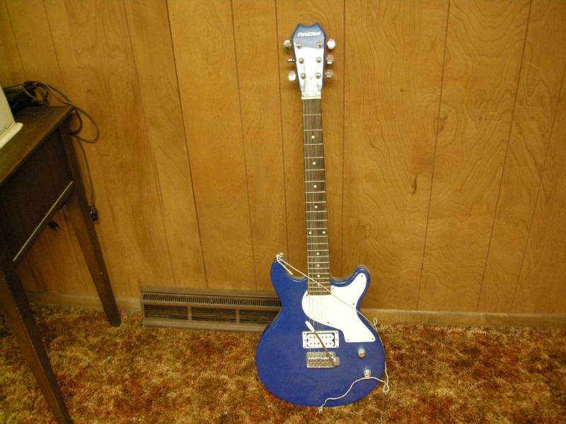 lot 103 image: First Act Electric Guitar