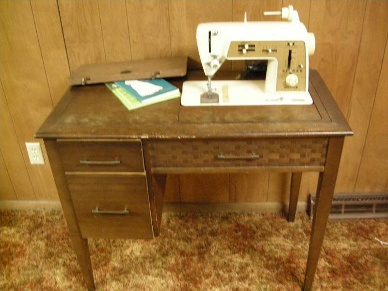 lot 104 image: Vintage Singer Sewing MachineCabinet