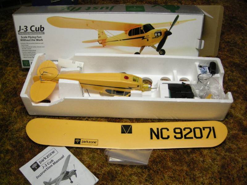lot 106 image: Remote Control RC Airplane
