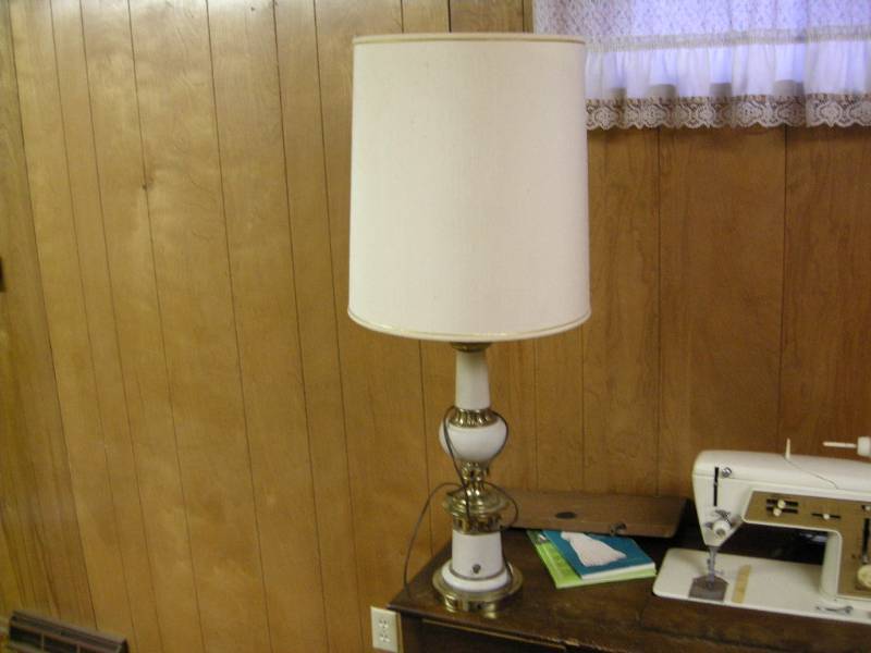 lot 107 image: Vintage Lamp