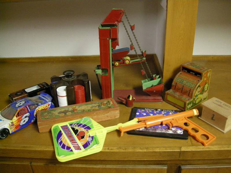 lot 115 image: Vintage Toys
