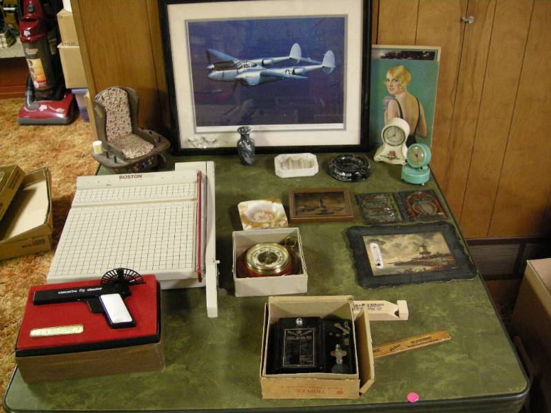 lot 123 image: Misc Vintage-ish Items