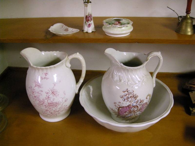 lot 110 image: Antique PorcelainCeramic Wares