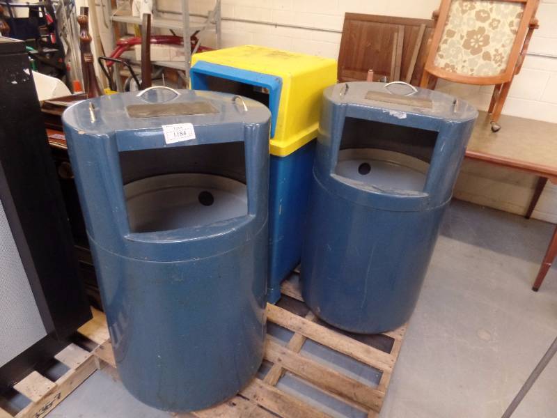 lot 516 image: Trash Cans