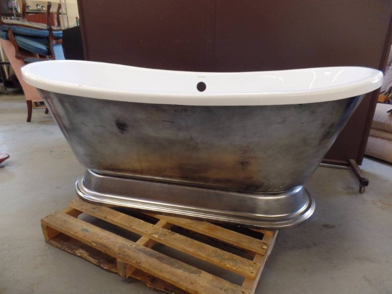 lot 519 image: Freestanding Bath Tub