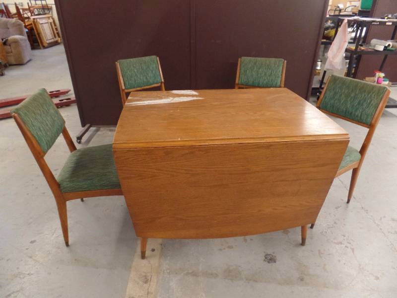 lot 542 image: Solid Oak Dining Set