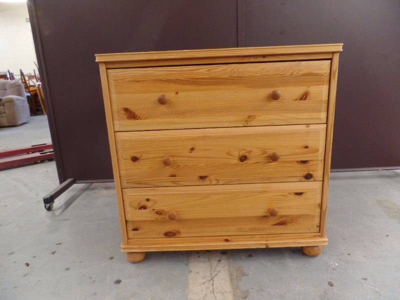 lot 550 image: Solid Pine and Veneer Chest