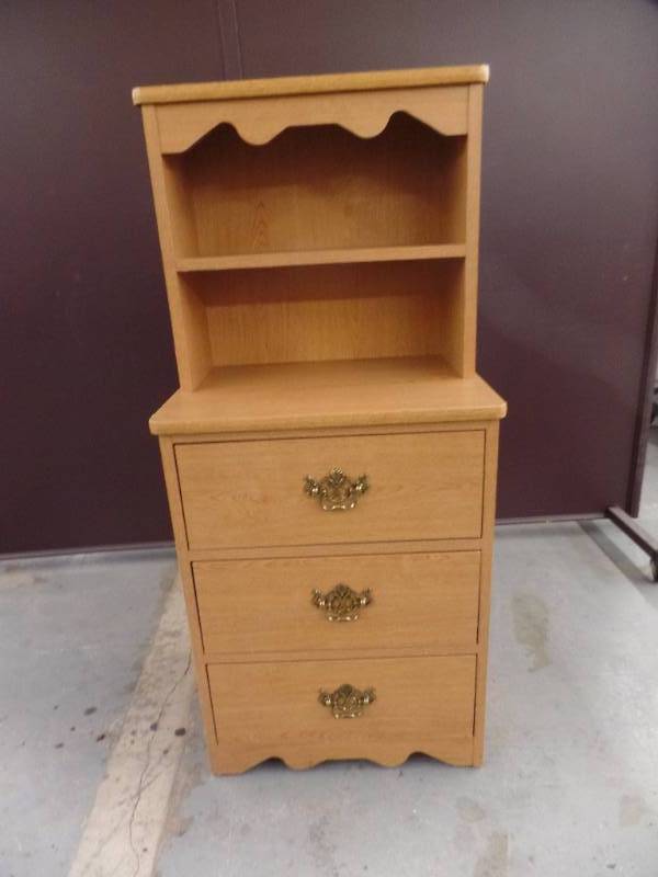 lot 554 image: Bedside Hutch