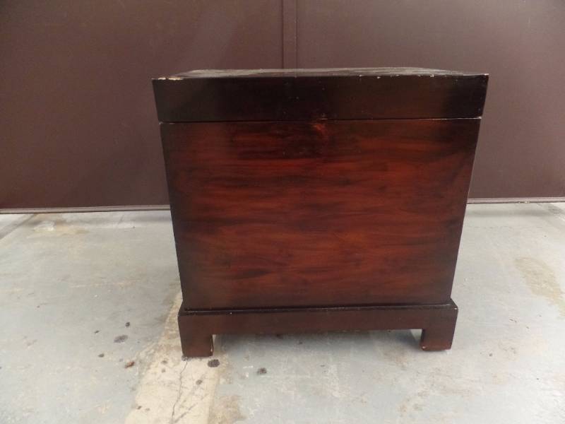 lot 556 image: Accent Table