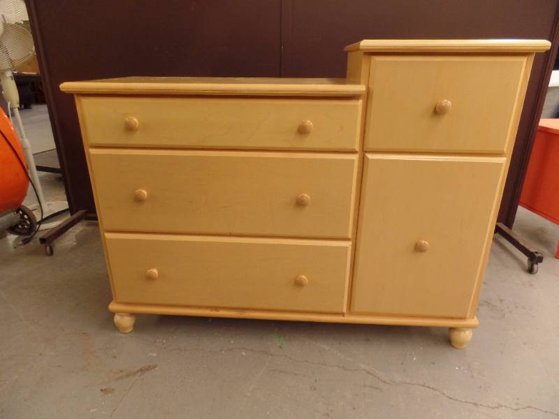 lot 561 image: Kids Dresser