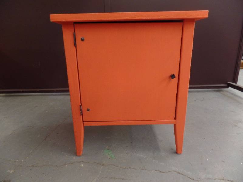 lot 562 image: Coral Accent Table