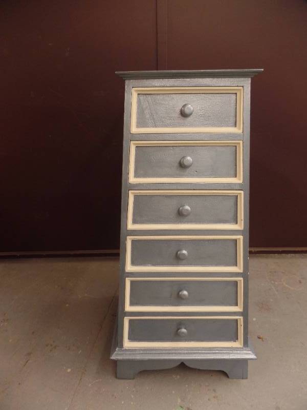 lot 564 image: Pyramid Chest