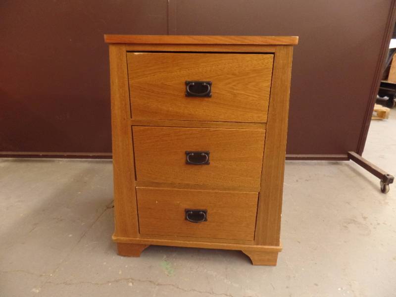 lot 565 image: Nightstand