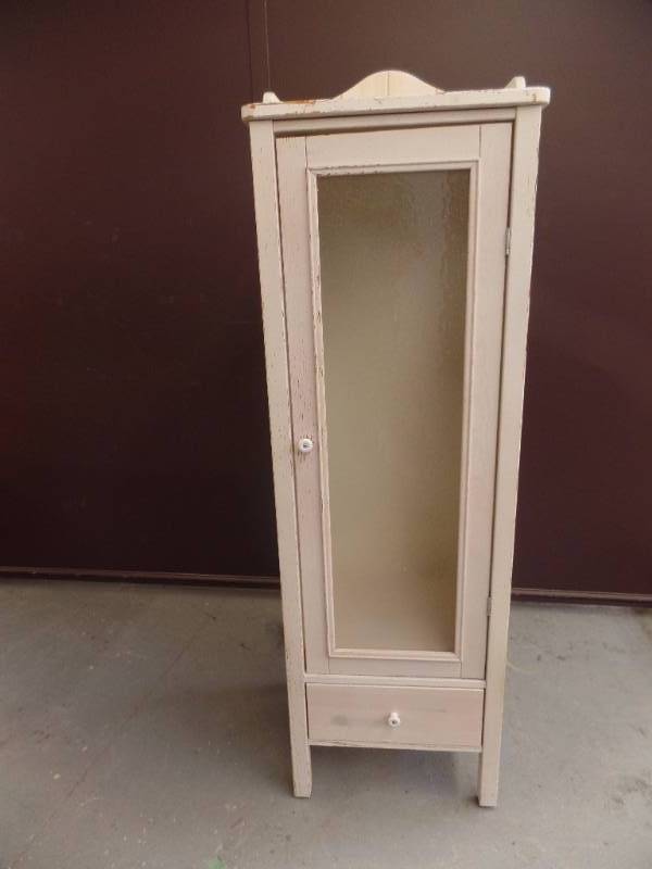 lot 568 image: Towel Closet