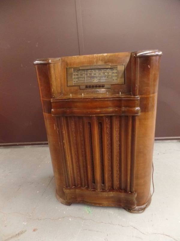 lot 569 image: RCA Victor Tube Radio