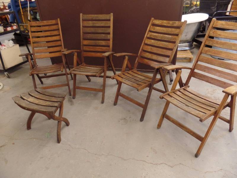 lot 570 image: Deck Chairs and Table
