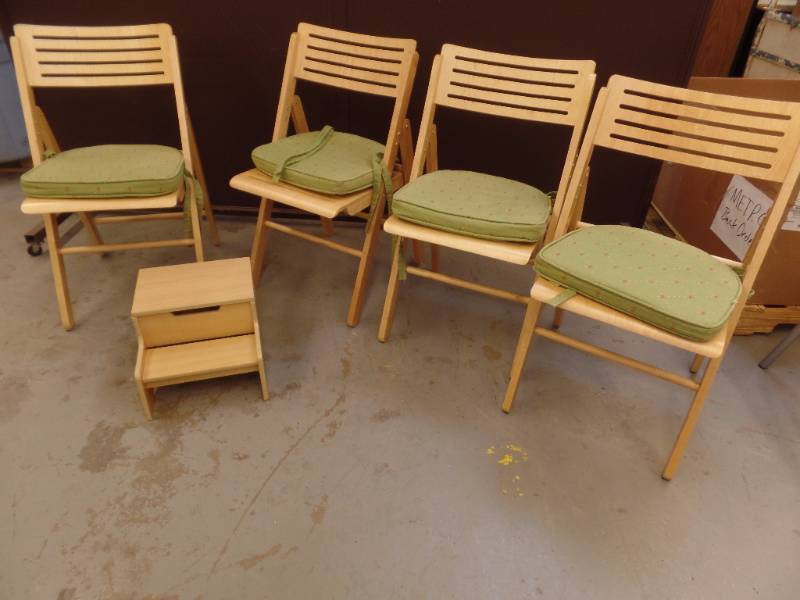 lot 576 image: Folding Chairs and Stool
