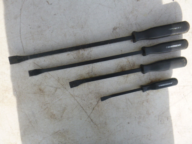 lot 13 image: 4 Northern Pry Bars