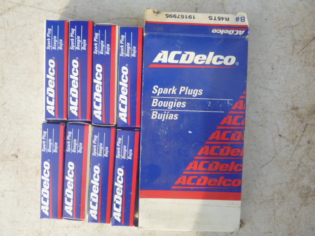 lot 98 image: 8 AC Delco Spark Plugs
