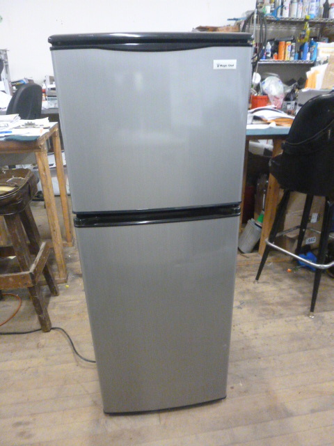 lot 4 image: Magic Chef RefrigeratorFreezer