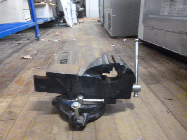 lot 116 image: Swivel Bench Vise