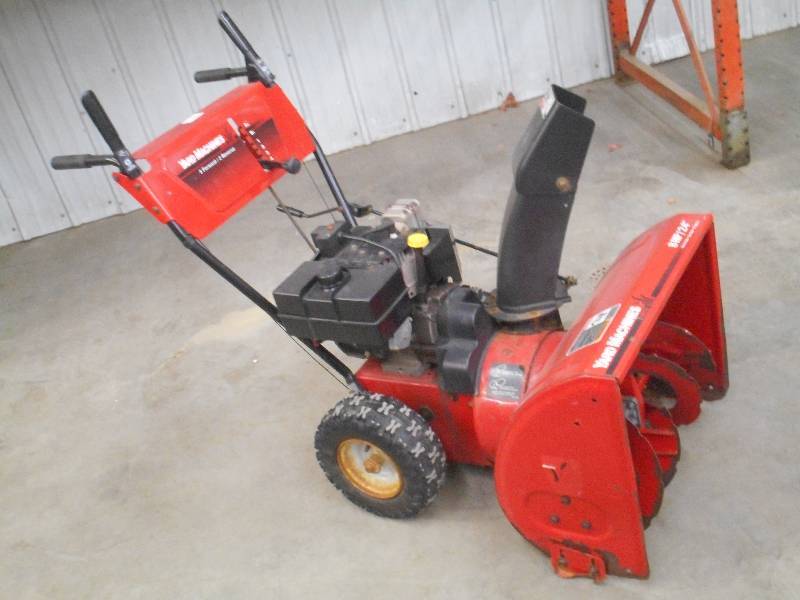 lot 13 image: MTD 8HP Snowblower With Electric St...