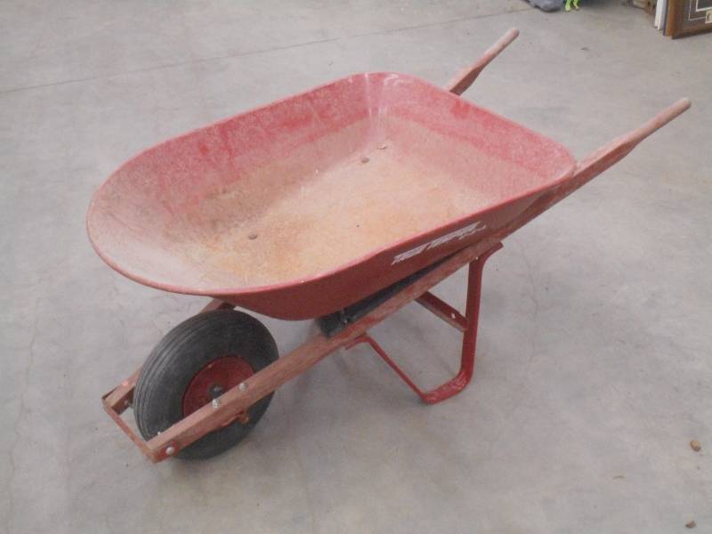 lot 69 image: True Temper Steel Wheel Barrel ...